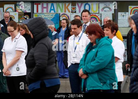 Derby, Derbyshire, Regno Unito. 28 aprile 2020. Il personale del Royal Derby Hospital e i membri del pubblico fanno una pausa per un silenzio di minuteÕs per ricordare i lavoratori chiave che sono morti a causa di Covid-19 durante il blocco pandemico del coronavirus. Credit Darren Staples/Alamy Live News. Foto Stock