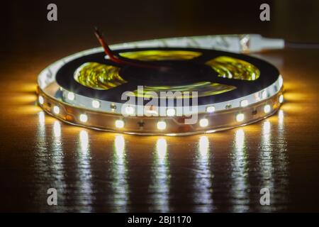 Striscia LED su un tavolo di legno, primo piano Foto Stock