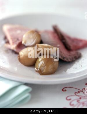Cipolle sottaceto con raro arrosto freddo di manzo - Foto Stock
