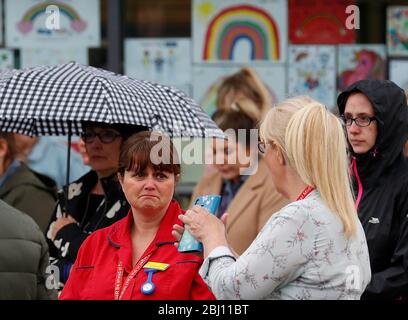 Derby, Derbyshire, Regno Unito. 28 aprile 2020. Il personale del Royal Derby Hospital e i membri del pubblico fanno una pausa per un silenzio di minuteÕs per ricordare i lavoratori chiave che sono morti a causa di Covid-19 durante il blocco pandemico del coronavirus. Credit Darren Staples/Alamy Live News. Foto Stock
