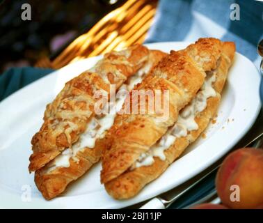 Due croissant con ripieno di prosciutto e formaggio servito caldo - Foto Stock