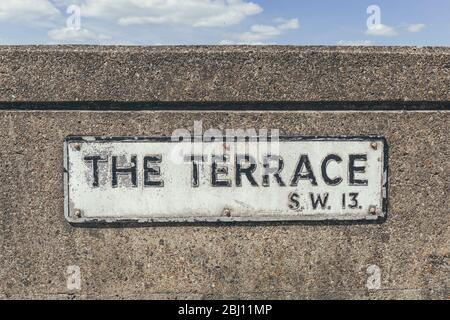 Il Terrace Embankment del Tamigi cartello del nome su un muro a Barnes, il quartiere nel London Borough di Richmond upon Thames, Regno Unito Foto Stock