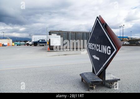 NORTH VANCOUVER, BC, CANADA - 12 MARZO 2020: La stazione di trasferimento a North Vancouver che prende i rifiuti e riciclaggio. Foto Stock