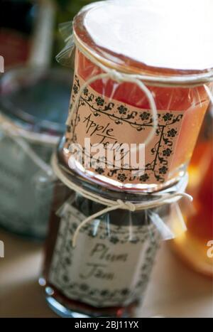 Raccolta di vasetti di gelatine e marmellate di frutta confezionati decorativamente - Foto Stock