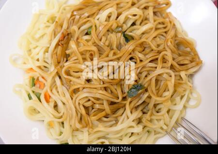 Tagliatelle istante nella piastra bianca. Close-up. Foto Stock