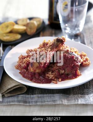 Pollo fritto speziato con riso e plantain - Foto Stock