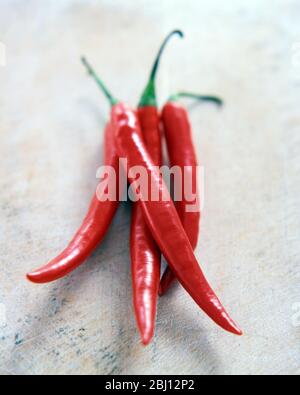Tre peperoncini rossi caldi - Foto Stock