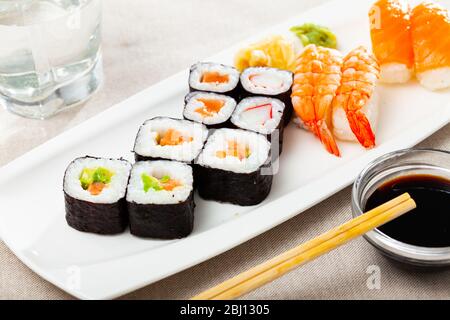 Futomaki, hosomaki e nigiris - primo piano di rotoli giapponesi Foto Stock