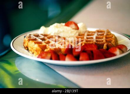 Waffle con fragole e panna - Foto Stock