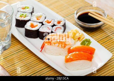 Futomaki, hosomaki e nigiris - primo piano di rotoli giapponesi Foto Stock