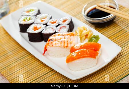 Futomaki, hosomaki e nigiris - primo piano di rotoli giapponesi Foto Stock