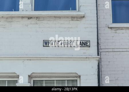 White Hart Lane nome cartello su un muro di mattoni a Barnes, distretto nel London Borough of Richmond upon Thames, Regno Unito Foto Stock