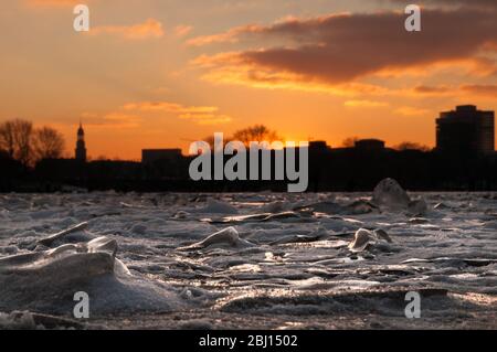 L'Alster esterno congelato ad Amburgo in inverno al tramonto Foto Stock