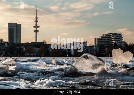 L'Alster esterno congelato ad Amburgo in inverno Foto Stock