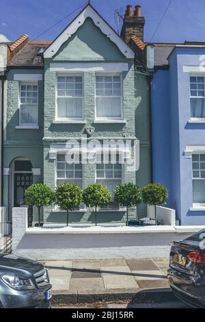 Londra/UK-1/08/18: Case a schiera color pastello su White Hart Lane a Barnes. La casa della terrazza è una forma di alloggiamento di media-densità, per cui una fila di AT Foto Stock