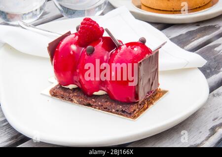 Panna bavarese con glassa di fragole e cioccolato amaro Foto Stock