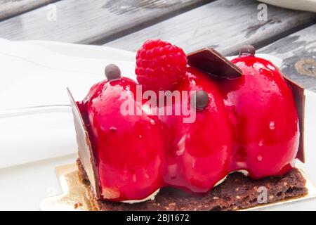 Panna bavarese con glassa di fragole e cioccolato amaro Foto Stock