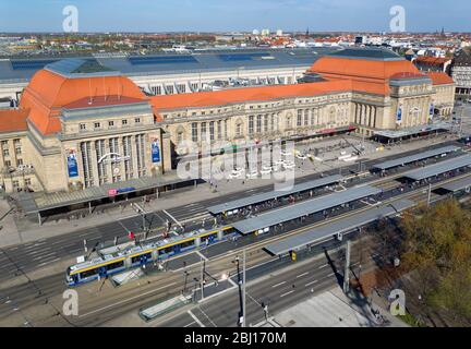 Lipsia, Germania. 15 aprile 2020. La stazione centrale di Lipsia, il più grande capolinea ferroviario d'Europa in termini di area. (Foto aerea con drone) Credit: Jan Woitas/dpa-Zentralbild/ZB/dpa/Alamy Live News Foto Stock