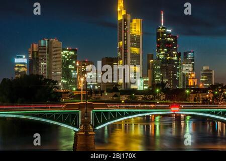 Il ponte Ignatz-Bubis di Francoforte sul meno di notte Foto Stock