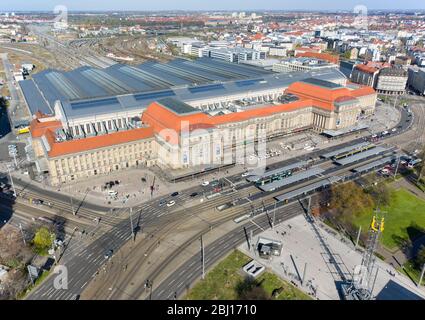 Lipsia, Germania. 15 aprile 2020. La stazione centrale di Lipsia, il più grande capolinea ferroviario d'Europa in termini di area. (Foto aerea con drone) Credit: Jan Woitas/dpa-Zentralbild/ZB/dpa/Alamy Live News Foto Stock