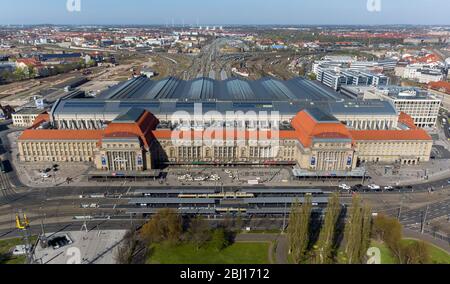 Lipsia, Germania. 15 aprile 2020. La stazione centrale di Lipsia, il più grande capolinea ferroviario d'Europa in termini di area. (Foto aerea con drone) Credit: Jan Woitas/dpa-Zentralbild/ZB/dpa/Alamy Live News Foto Stock