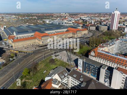 Lipsia, Germania. 15 aprile 2020. La stazione centrale di Lipsia, il più grande capolinea ferroviario d'Europa in termini di area. (Foto aerea con drone) Credit: Jan Woitas/dpa-Zentralbild/ZB/dpa/Alamy Live News Foto Stock