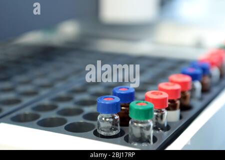 Controllo qualità laboratorio medicina. Funzionamento del cromatografo. I flaconi controllano la qualità della sospensione. Foto Stock