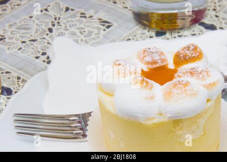 topo semifreddo con meringa, gelato alla pesca e marmellata di albicocche Foto Stock