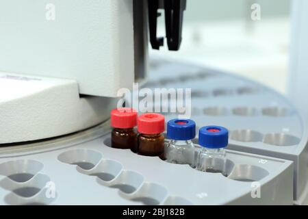 Controllo qualità laboratorio medicina. Funzionamento del cromatografo. I flaconi controllano la qualità della sospensione. Foto Stock