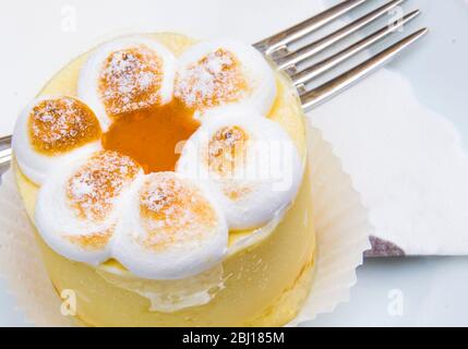 topo semifreddo con meringa, gelato alla pesca e marmellata di albicocche Foto Stock