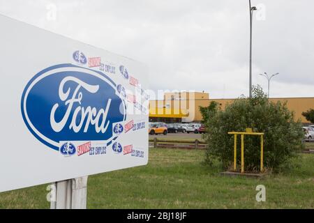 Blanquefort Bordeaux, Aquitaine/ France - 06 14 2018 : gli operai della Ford Factory della Ford fai (cambio automatico) stabilimento nella Gironda hanno bloccato il delive Foto Stock