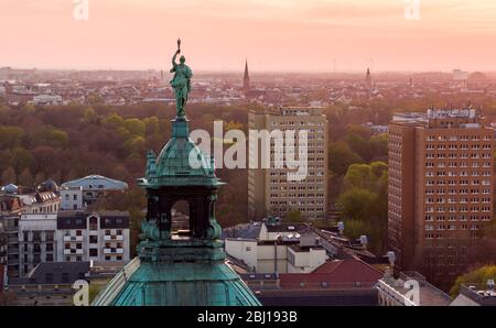 Lipsia, Germania. 15 aprile 2020. La scultura in bronzo alta 5.50 m 'la verità' incorona la cupola del Tribunale amministrativo federale. (Vista aerea con drone) Credit: Jan Woitas/dpa-Zentralbild/dpa/Alamy Live News Foto Stock