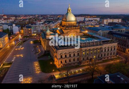 Lipsia, Germania. 15 aprile 2020. Il Tribunale amministrativo federale di Simonplatz. Il Tribunale amministrativo federale (BVerwG) è la Corte suprema della Repubblica federale di Germania per le controversie di diritto pubblico di natura non costituzionale. Ha sede nell'edificio dell'ex Reichsgericht di Lipsia. (Fotografia aerea con drone) Credit: Jan Woitas/dpa-Zentralbild/dpa/Alamy Live News Foto Stock