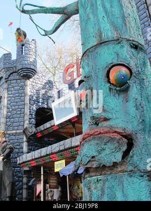 Bordeaux , Aquitaine / Francia - 11 19 2019 : ingresso del funfair del treno fantasma horror Foto Stock