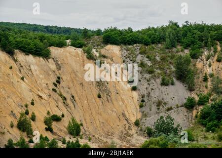 BOR / Serbia - 13 luglio 2019: Erosione e degrado del suolo a causa dell'inquinamento industriale nelle miniere di rame di Bor, Serbia, di proprietà di una società mineraria cinese Foto Stock