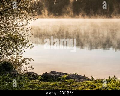 Un'alba misteriosa sull'acqua di Coate a Swindon. Foto Stock