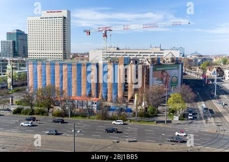 Lipsia, Germania. 15 aprile 2020. L'ex Hotel Astoria è velato di piani di costruzione. Una causa con una fermata per lavori di costruzione sta attualmente impedendo il rinnovo dell'ex hotel di lusso. (Foto aerea con drone) Credit: Jan Woitas/dpa-Zentralbild/ZB/dpa/Alamy Live News Foto Stock