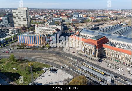 Lipsia, Germania. 15 aprile 2020. L'ex Hotel Astoria è velato di piani di costruzione. Una causa con una fermata per lavori di costruzione sta attualmente impedendo il rinnovo dell'ex hotel di lusso. (Foto aerea con drone) Credit: Jan Woitas/dpa-Zentralbild/ZB/dpa/Alamy Live News Foto Stock