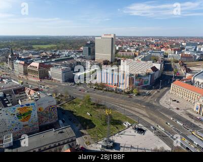 Lipsia, Germania. 15 aprile 2020. L'ex Hotel Astoria è velato di piani di costruzione. Una causa con una fermata per lavori di costruzione sta attualmente impedendo il rinnovo dell'ex hotel di lusso. (Foto aerea con drone) Credit: Jan Woitas/dpa-Zentralbild/ZB/dpa/Alamy Live News Foto Stock