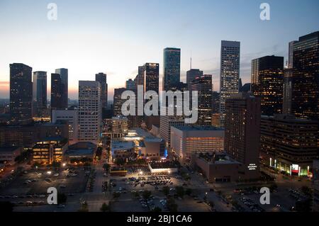 Houston, Texas - 22 aprile 2010 lo skyline del centro di Houston guardando ad ovest dal sedicesimo piano dell'hotel Hyatt, accanto all'arena del Toyota Center dove la squadra di Houston Rockets NBA ha la loro corte domestica. ©Bob Daemmrich Foto Stock