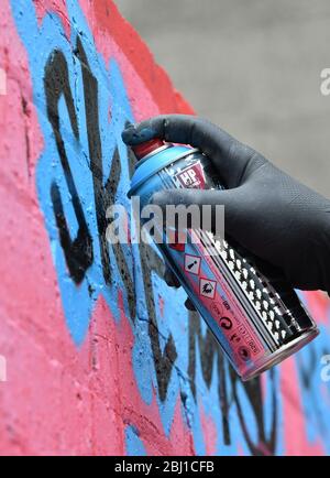 Artisti Graffiti che lavorano nella zona di Digbeth di Birmingham, Inghilterra, Regno Unito Foto Stock