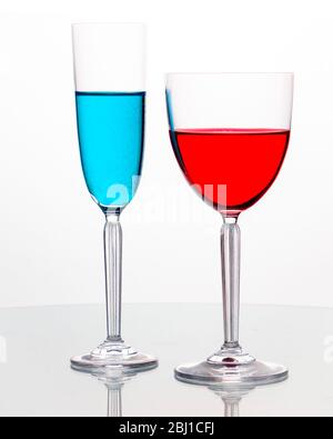 Elegante vino su fondo bianco con riflessi e liquido colorato Foto Stock