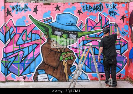 Artisti Graffiti che lavorano nella zona di Digbeth di Birmingham, Inghilterra, Regno Unito Foto Stock