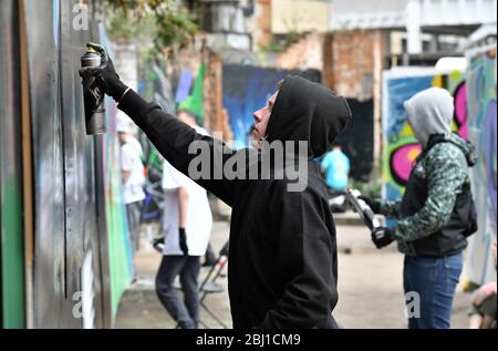 Artisti Graffiti che lavorano nella zona di Digbeth di Birmingham, Inghilterra, Regno Unito Foto Stock