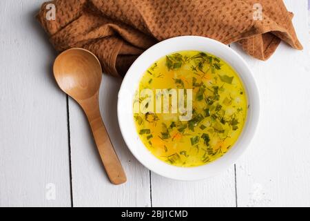 zuppa di funghi sul tavolo di legno con asciugamano e cucchiaio, vista dall'alto Foto Stock