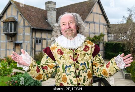 Un attore ritrae William Shakespeare fuori dal luogo di nascita di Shakespeare a Stratford-upon-Avon, Warwickshire, Inghilterra, Regno Unito Foto Stock