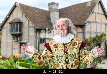 Un attore ritrae William Shakespeare fuori dal luogo di nascita di Shakespeare a Stratford-upon-Avon, Warwickshire, Inghilterra, Regno Unito Foto Stock