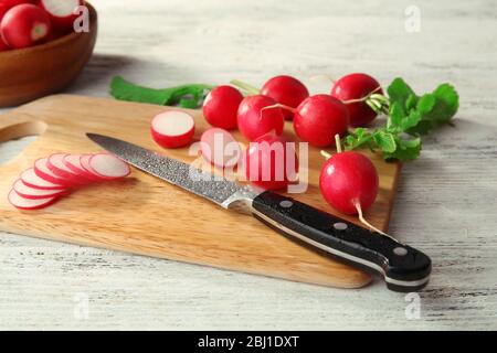 Ravanelli freschi a fette sul tagliere da vicino Foto Stock