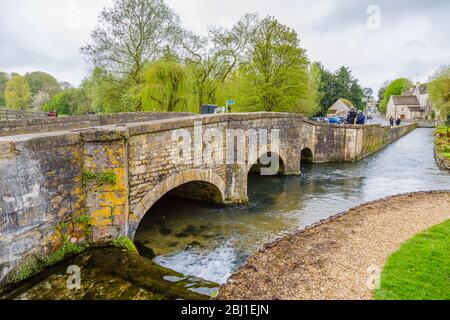 Ponte di pietra sul fiume Coln a Bibury, un piccolo villaggio grazioso e incontaminato Gloucestershire, nel Cotswolds Foto Stock