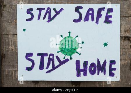 Slough, Berkshire, Regno Unito. 28 aprile 2020. La mattina che il Regno Unito ha tenuto un minuto di silenzio alle 11 per rendere omaggio ai lavoratori della prima linea dell'NHS che hanno perso la vita a causa della malattia di Coronavirus Covid-19, dipinti acrilici colorati sulla A4 a Slough dire tutto. "Grazie NHS", "grazie Binmen", "grazie postini", "non tutti i cappe Hero's Wear" e "soggiorno sicuro a casa". Credit: Maureen McLean/Alamy Live News Foto Stock